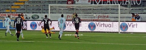 Nella foto di Agnese Carilli il rigore trasformato da Caputo per il definitivo 1-1 tra Virtus Entella e Lanciano