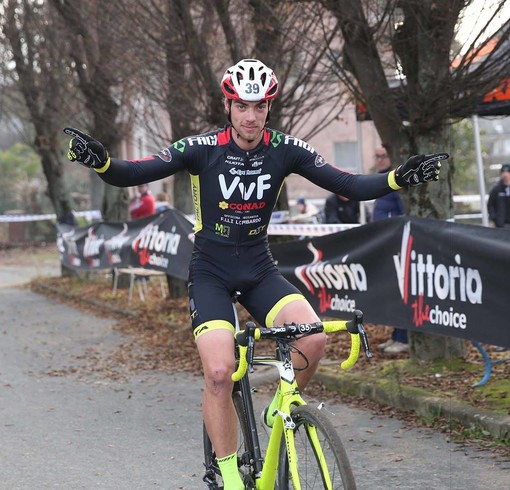 Il vittorioso arrivo di Manuel Todaro al termine della gara di ciclocross ad Acqui Terme