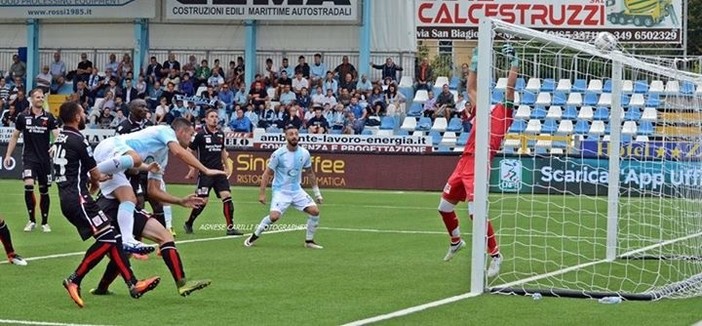 Nella foto di Agnese Carilli il gol con cui Ceccarelli ha sbloccato il risultato di Virtus Entella-Vicenza, che si è poi chiusa sul 4-1 in favore dei chiavaresi