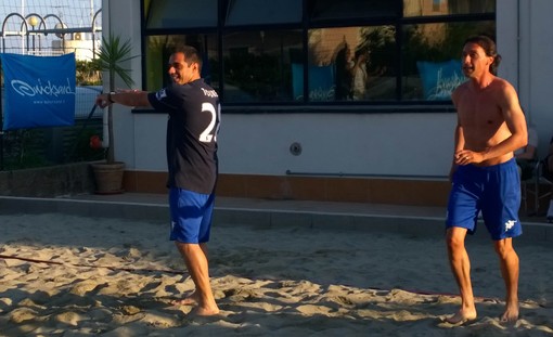 Claudio Bellucci, a sinistra, e Enrico Chiesa, sui campi di sabbia della Marina Sporting Club di Lavagna Claudio Bellucci, a sinistra, e Enrico Chiesa, sui campi di sabbia della Marina Sporting Club di Lavagna