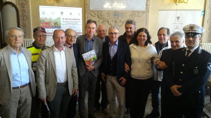 Foto di gruppo per gli organizzatori del Giro dell'Appennino, in occasione della presentazione che si è tenuta giovedì mattina in municipio a Chiavari Foto di gruppo per gli organizzatori del Giro dell'Appennino, in occasione della presentazione che si è tenuta giovedì mattina in municipio a Chiavari