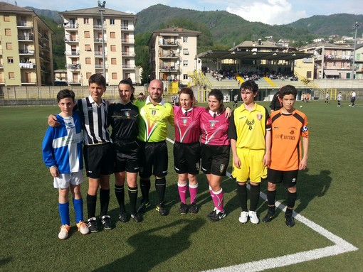 Da sinistra il capitano del Santa Maria, Campodonico, e quello della Lavagnese, Queirolo, Maria Greta Repetto, Manolo Basso, fratello di Micaela, Silvia Muzio, Manuela Abbruzzese, il capitano dell'Aygreville, Mariano, e Canevello, capitano del Rivasamba
