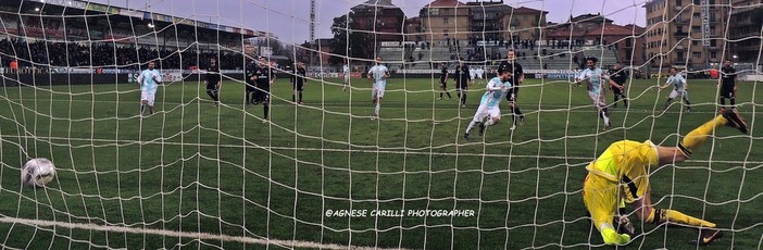 Nella foto di Agnese Carilli &quot;Ciccio&quot; Caputo trasforma il rigore che vale la vittoria per la Virtus Entella ai danni del Perugia