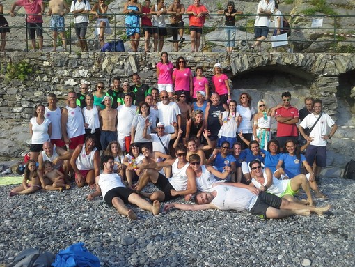 Nella foto di Tuttolevante.it il gruppo dei partecipanti all'edizione 2014 del Palio remiero delle Forze di emergenza in campo, riunito sulla spiaggia di Zoagli