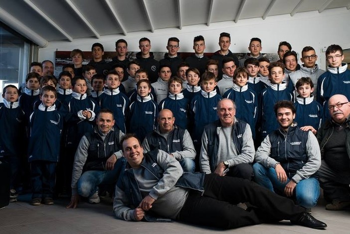 Il gruppo al gran completo di atleti e tecnici della nuova Uc Casano Ortonovese Levante. Nelle foto sotto l'articolo le singole squadre delle categorie Giovanissimi, Esordienti, Allievi e Juniores