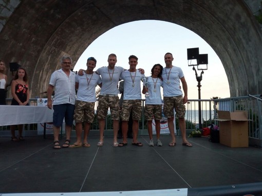 L'equipaggio di Portofino premiato al termine della vittoriosa prova di Zoagli, che ha inaugurato l'edizione 2017 del Palio marinaro del Tigullio