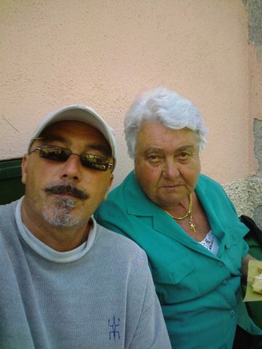 Domenico Bertorino con la mamma Rosa Maria Vaio, per tutti Cicci.