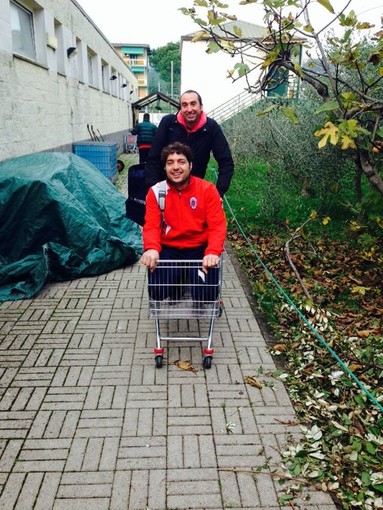 Mirko Del Santo spinge Marco Crociani dentro al carrello al campo del Mazzetta.