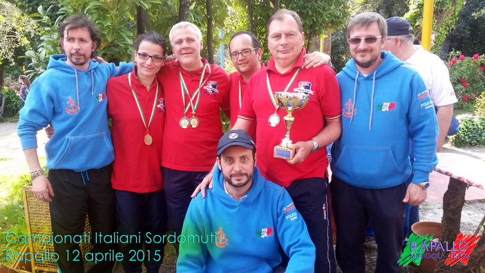 L'Ens Bologna che ha vinto il campionato italiano sordomuti di minigolf. Con loro una rappresentanza del Rapallo Minigolf Team: il tecnico Andrea Bergaglio a sinistra, il vice presidente Stefano Biagioni al centro e a destra Enrico Caffo che è anche presidente regionale Minigolf.