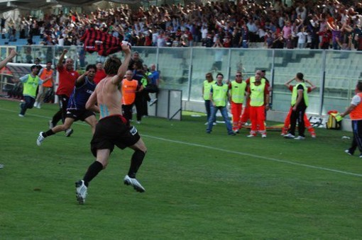 Caraccio esulta dopo un gol segnato quando era al Foggia