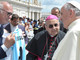 Il presidente dell'Entella Gozzi consegna la maglia a Papa Bergoglio. Con loro anche il Vescovo di Chiavari Alberto Tanasini.