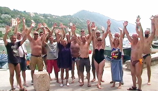 Gli staffettisti posano in gruppo all'arrivo a Sestri Levante