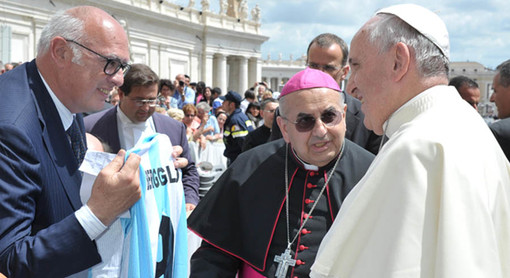 Il presidente dell'Entella Gozzi consegna la maglia a Papa Bergoglio. Con loro anche il Vescovo di Chiavari Alberto Tanasini.