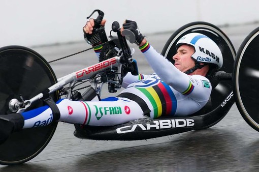 Vittorio Podestà in azione, con la sua handbike, in maglia iridata