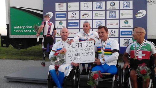 Nella foto, tratta dal profilo facebook di Vittorio Podestà, il chiavarese e gli altri azzurri, sul podio, con la maglia iridata e la dedica al compianto ct dell'ItalCiclismo Alfredo Martini