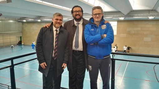 Andrea Montemurro (presidente Divisione Calcio a 5) in mezzo ai presidenti Stefano Radice (Tigullio) e Matteo Fortuna (CDM Futsal Genova)