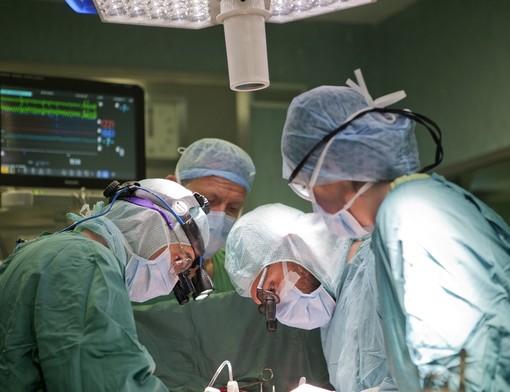 Quando la mano si ammala: chirurgia d’avanguardia, farmaci di ultima generazione e protesi