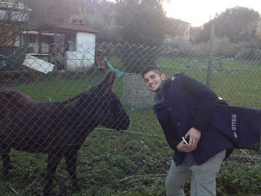 Luca Calvano con l'asino di Vezzano
