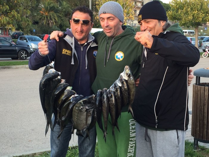 Da sinistra Lai Griselli e Petri festeggiano la vittoria Da sinistra Lai Griselli e Petri festeggiano la vittoria