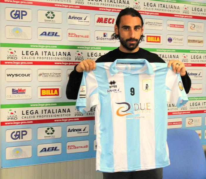 Matteo Guazzo mostra la maglia biancoceleste
