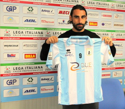 Matteo Guazzo mostra la maglia biancoceleste