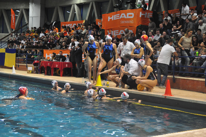 Mario Sinatra a bordo vasca venerdì scorso mentre parla alla squadra. In piedi c'è anche Luca Antonucci, direttore sportivo, e nuovo allenatore gialloblù.