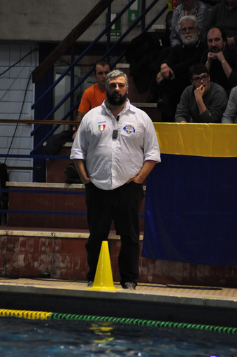 Mario Sinatra a bordo vasca venerdì scorso, l'ultima volta con il Rapallo (foto Hals Snaps Photography) Mario Sinatra a bordo vasca venerdì scorso, l'ultima volta con il Rapallo (foto Hals Snaps Photography)