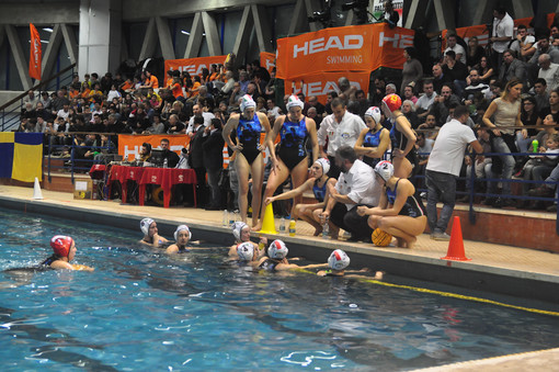 Mario Sinatra a bordo vasca venerdì scorso mentre parla alla squadra. In piedi c'è anche Luca Antonucci, direttore sportivo, e nuovo allenatore gialloblù.