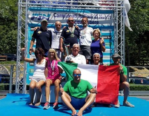 La squadra Master della Rapallo Nuoto, grande protagonista ai campionati italiani in acque libere di categoria al Lago di Scanno, in Abruzzo