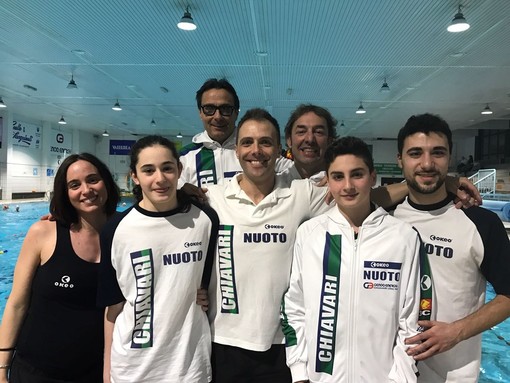 Matteo Ghiselli e Aurora Aliu, in partenza per i campionati nazionali Ragazzi, con tutto lo staff natatorio della Chiavari Nuoto