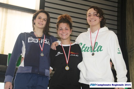 Al centro Irene Chiari, dell'On Sport Sestri Levante, sul gradino più alto del podio. Nella foto in fondo all'articolo il plurimedagliato Alberto Razzetti della Di Meglio Lavagna '90