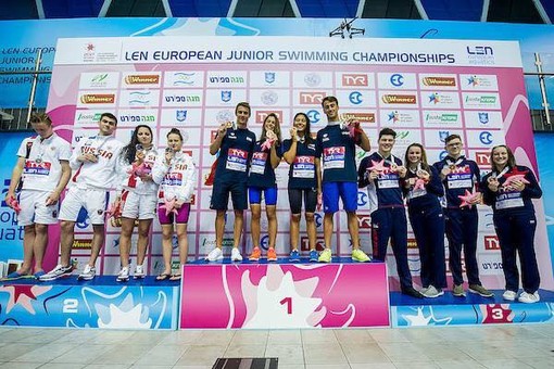 Al centro la staffetta azzurra 4x100 mista mixed sul gradino più alto del podio europeo Juniores in Israele. Del quartetto italiano Alberto Razzetti è il primo a destra