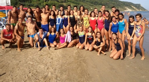 La Nazionale giovanile di nuoto di fondo, che si è radunata a Pesaro, di cui fa parte anche la sestrese Laura Adorni del Lavagna '90 (foto tratta da www.federnuoto.it)