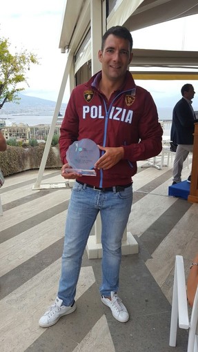 Edoardo Stochino con il trofeo del World Grand Prix Fina