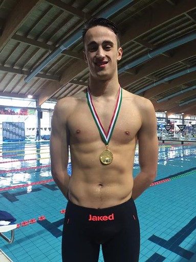 Alberto Razzetti con al collo una delle medaglie conquistate in questi giorni ai Criteria di Riccione