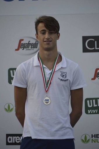 Alberto Razzetti, con una delle medaglie conquistate ai campionati italiani estivi di Categoria di nuoto