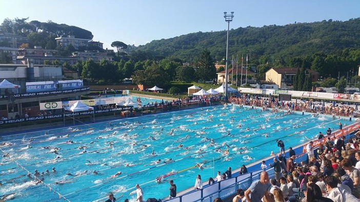 Il colpo d'occhio offerto dalla piscina scoperta del Poggiolino di Rapallo nel corso del recente trofeo internazionale di nuoto