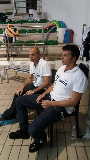 Il direttore sportivo, Nicola Chiari, e il tecnico della Chiavari Nuoto, Andrea &quot;Ea&quot; Mangiante, seduti in panchina