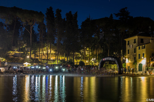 Le emozionanti fasi della partenza della seconda tappa dell’edizione 2017 della Sea2sky, in notturna a San Michele di Pagana (foto di Massimo Boero)