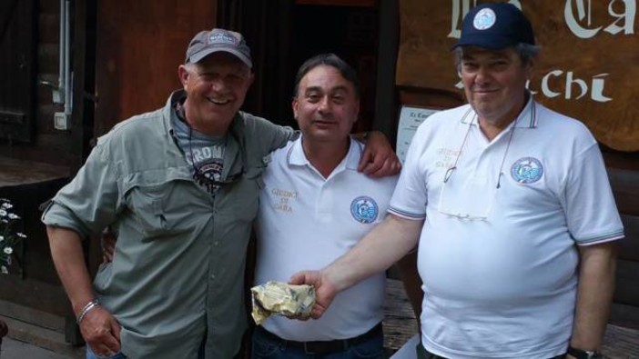 Da sinistra nella foto Giorgio Bertuccini (Fly Genova), primo assoluto in classifica generale, Filippone (giudice di gara Fipsas) e Poggi (direttore di gara)