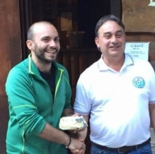 A sinistra nella foto, Matteo Zamparutti della Fi.Ma Chiavari, che è in testa alla classifica del campionato provinciale di pesca a mosca in torrente al termine della prova inaugurale