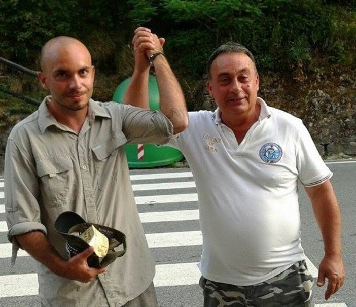 Matteo Zamparutti, a sinistra, proclamato vincitore del campionato provinciale 2016 di pesca a mosca in torrente dal giudice di gara Giorgio Filippone