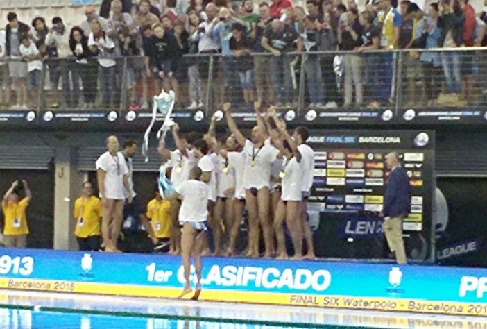 Nella foto di Tuttolevante.it la Pro Recco festeggia la conquista della Champions League sul bordovasca della piscina Picornell di Barcellona