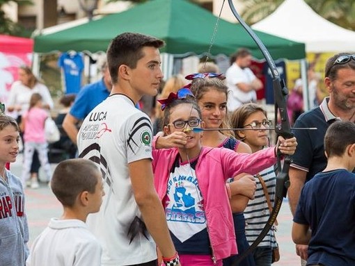 Prove di tiro con l'arco, in occasione di una delle precedenti edizioni di Sport &amp; Fun a Zoagli