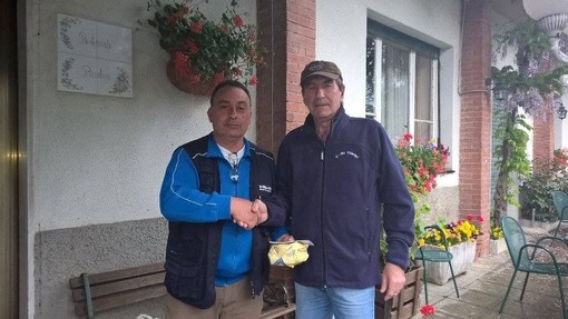 A sinistra il giudice di gara Giorgio Filippone e a destra Bruno Boni, portacolori della Fi.Ma Chiavari, che è in testa al campionato provinciale di pesca a mosca dopo le prime due prove