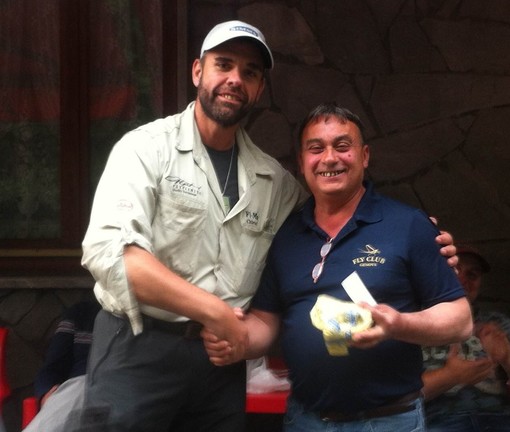 Alberto Nicolini della Fi.Ma Chiavari, a sinistra nella foto, è il nuovo campione provinciale di pesca a mosca in torrente