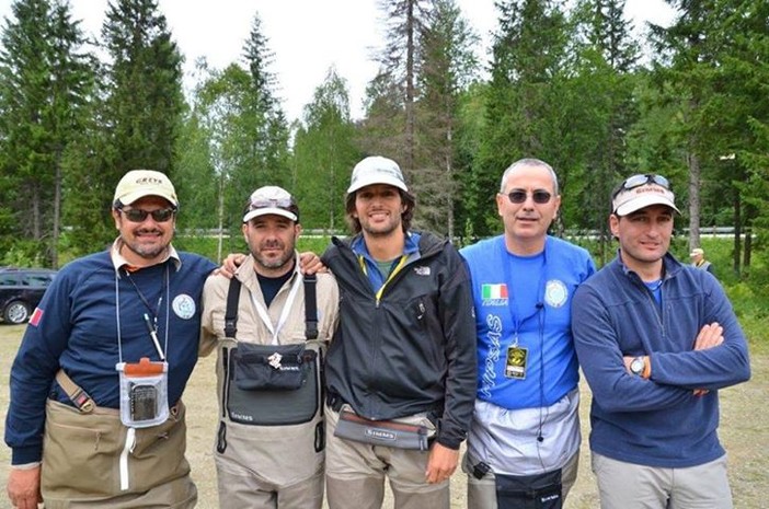 L'Italia d'argento ai Mondiali di pesca a mosca. Stefano Demartini e Andrea Adreveno sono rispettivamente il secondo e il terzo da sinistra