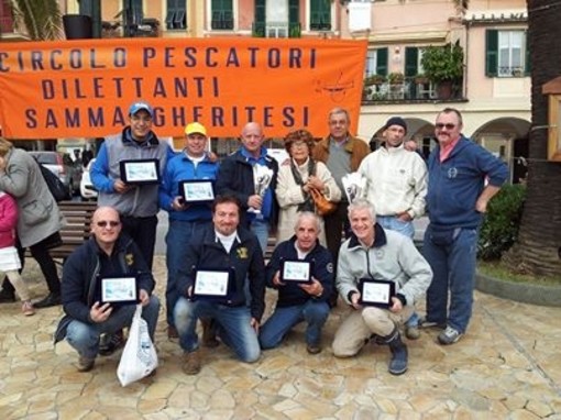 I partecipanti alla gara di pesca al pagello, memorial &quot;Mario Fasano&quot;, posano con i premi e la signora Fasano