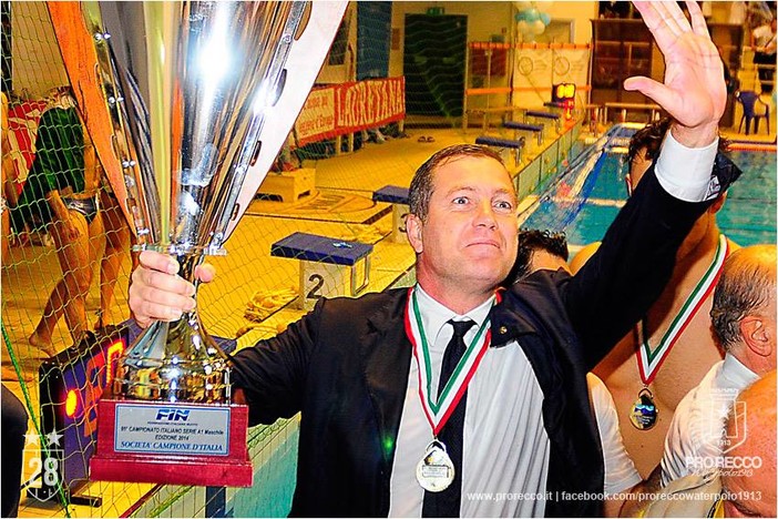 Pino Porzio con la coppa che rappresentava lo scudetto 2014.