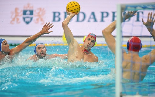 Una fase della finale per il terzo e quarto posto della Champions League di pallanuoto tra la Pro Recco e gli ungheresi dell'Eger, vinta dai campioni d'Italia